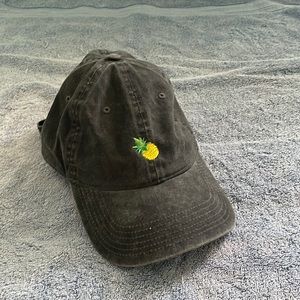 Black pineapple cap.